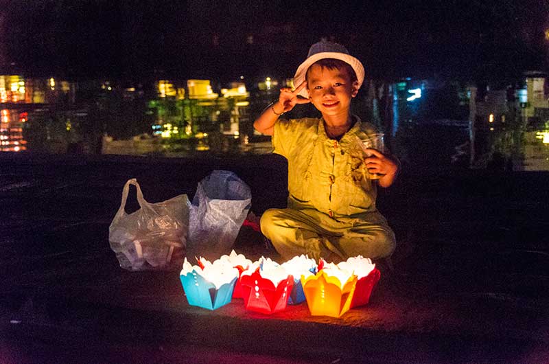 346 - Vietnam - Hoi An - imagen nocturna - vendedor precoz